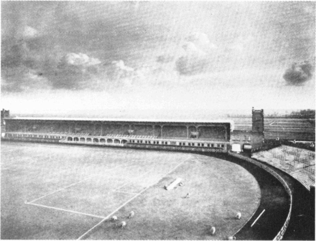 Altes Schwarz-Weiß-Foto eines Fußballfeldes mit einem Stadion, das von Bäumen umgeben ist und ein bewölkter Himmel, beschriftet mit "Stoke City Football Club" unten.