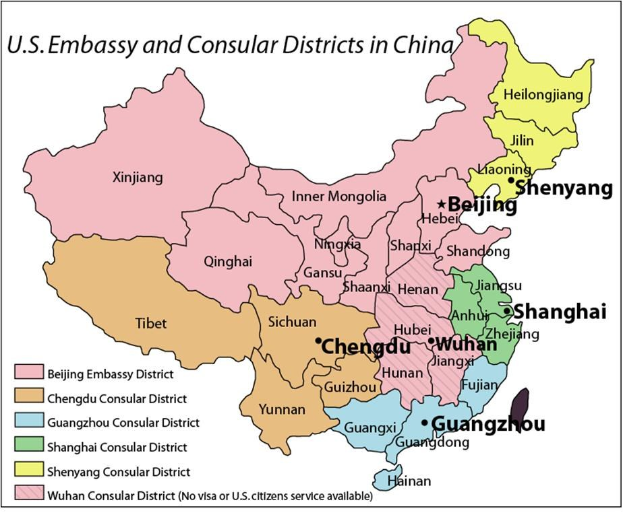 Ein Plakat mit einer farbcodierten Karte von China mit den Standorten der US-Botschaft und Konsularbezirken, begleitet von erklärendem Text.