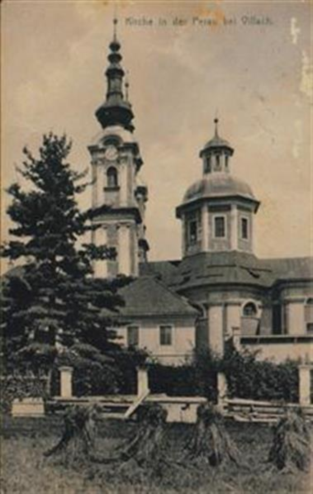 Ein altes Schwarz-Weiß-Foto einer Kirche mit einem Kirchturm, umgeben von Bäumen, Pflanzen und Gras, mit einem klaren Himmel im Hintergrund. Oben auf dem Bild steht der Text "München in der Prässel-holz".