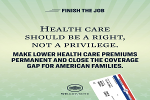Ein Plakat mit der Aufschrift "Beende den Job: Gesundheit sollte ein Recht sein, nicht ein Privileg" und einer Karte mit der Aufschrift "Mache niedrigere Gesundheitskosten dauerhaft und schließe die Deckungslücke für amerikanische Familien."