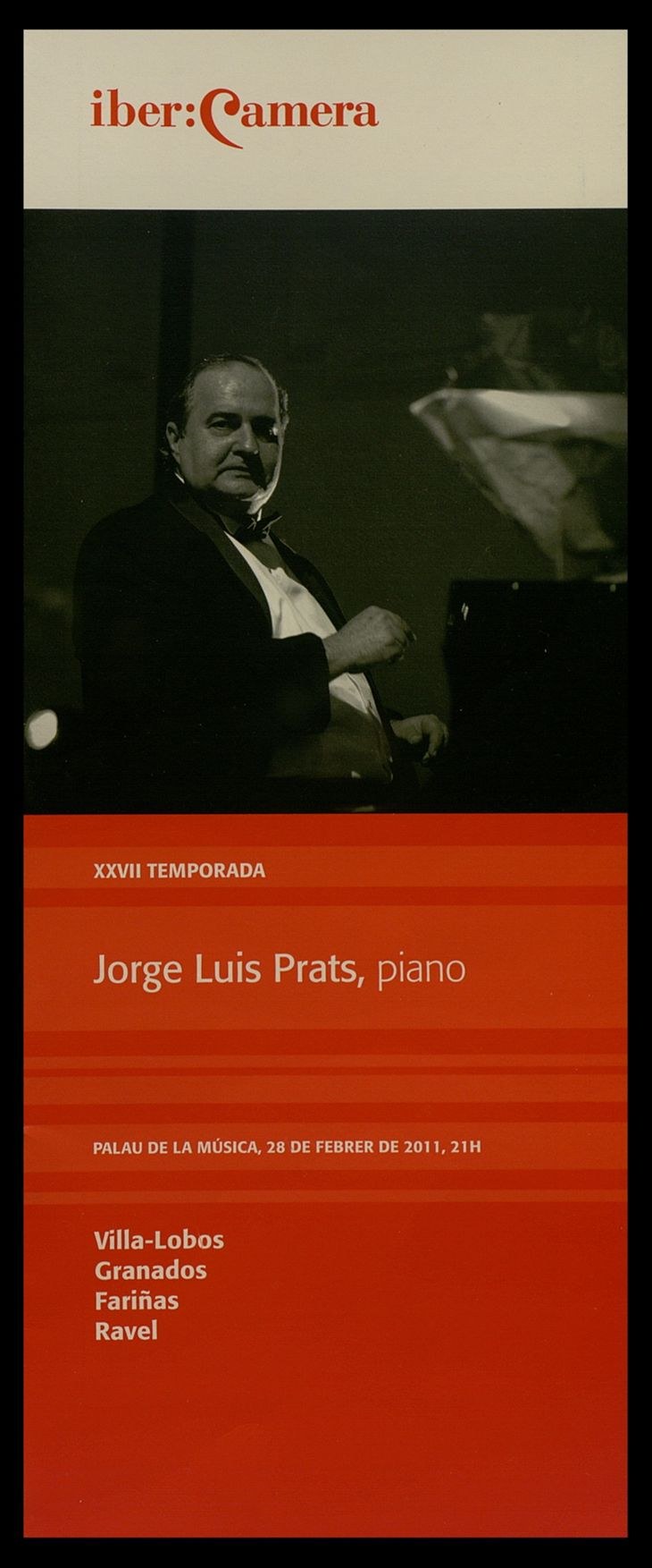 Ein Plakat von Jorge Luis Prats, einem renommierten Pianisten, der in einem schwarzen Anzug und einem weißen Hemd an einem Piano sitzt, mit einem konzentrierten und ernsten Gesichtsausdruck, die Hände auf den Tasten positioniert.