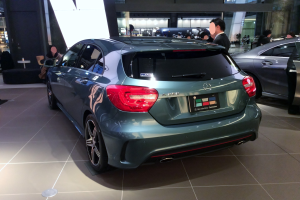 Ein Mercedes-Benz A-Klasse Schrägheck in Frankfurt, ein schlankes, modernes Design mit glänzendem Schwarz und Chromakzenten, umgeben von einer Gruppe von Menschen.