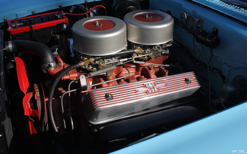 Eine Maschine Mit Verschiedenen Drähten, Rohren Und Anderen Gegenständen Dran