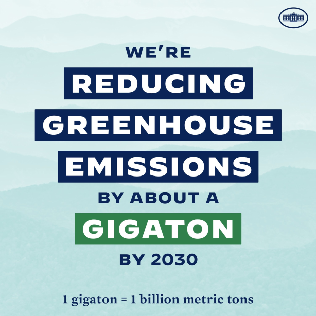 Plakat mit Text und Logo, das "Wir reduzieren die Treibhausgasemissionen um etwa eine Gigatonne bis 2030" verkündet und für eine signifikante Reduzierung der Treibhausgasemissionen bis 2030 wirbt.