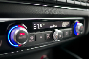 Eine Steuerkonsole mit mehreren Knöpfen, Reglern und Lampen, die Text in der Mitte enthält.