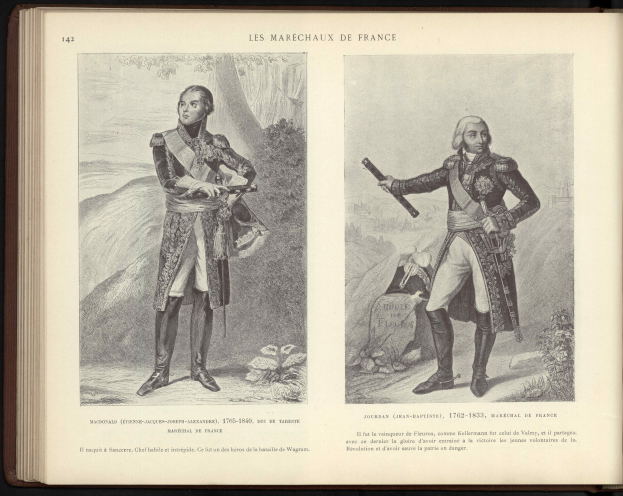 Zwei Männer in Militäruniformen stehen Seite an Seite, einer hält eine Waffe und der andere hat die Arme verschränkt, beide sehen entschlossen aus.