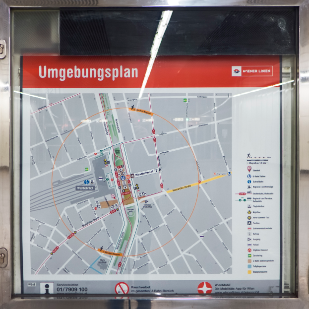 Ein detaillierter Routenplan der Münchner U-Bahn, der auf einer Glasplatte angezeigt wird.