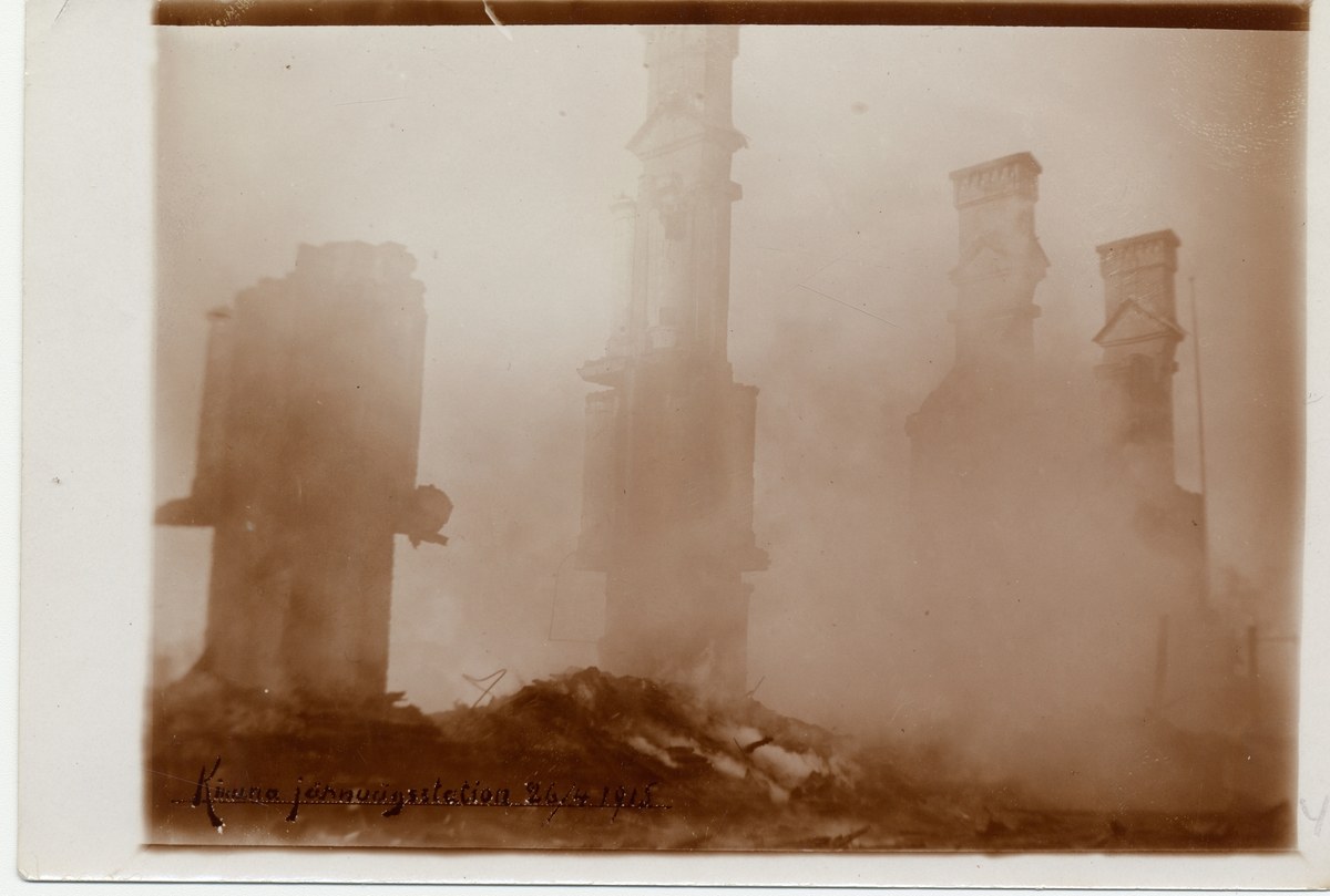 Schwarzes und weißes Foto eines heruntergekommenen Stadtgebäudes, das von Text umrahmt wird und bröckelnde Wände und zerbrochene Fenster zeigt.