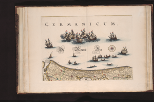 Ein aufgeschlagenes Buch mit einer Deutschlandkarte, Booten im Wasser und Text auf dunklem Hintergrund.