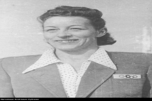 Ein Schwarz-Weiß-Foto einer lachenden Frau in einem Anzug mit einem Abzeichen auf ihrer Blazer, mit Text untenstehend, der lautet "Margaret O'Connor, die erste Frau, die die Goldmedaille bei den Olympischen Sommerspielen 1936 gewann."