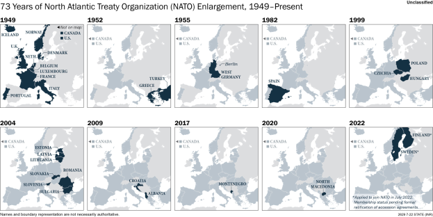 Eine Karte, die die 73-jährige Erweiterung der Nordatlantikvertragsorganisation (NATO) von 1949 bis heute darstellt, unterteilt in Regionen, die verschiedene Jahre repräsentieren, mit informativem Text oben.