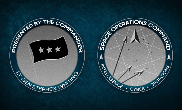 Das Logo der Space Operations Command auf einem blauen Hintergrund, das einen weißen Kreis mit einer schwarzen Umrandung und einem Stern zeigt, umgeben von einem schwarz-weißen Karomuster, mit der Aufschrift "Space Operations Command" in weißer Schrift darüber.