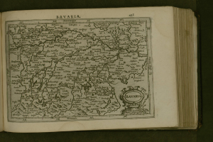 Offenes Buch mit detaillierter Karte von Bayern mit beschrifteten Städten und Ortschaften sowie begleitendem Text.