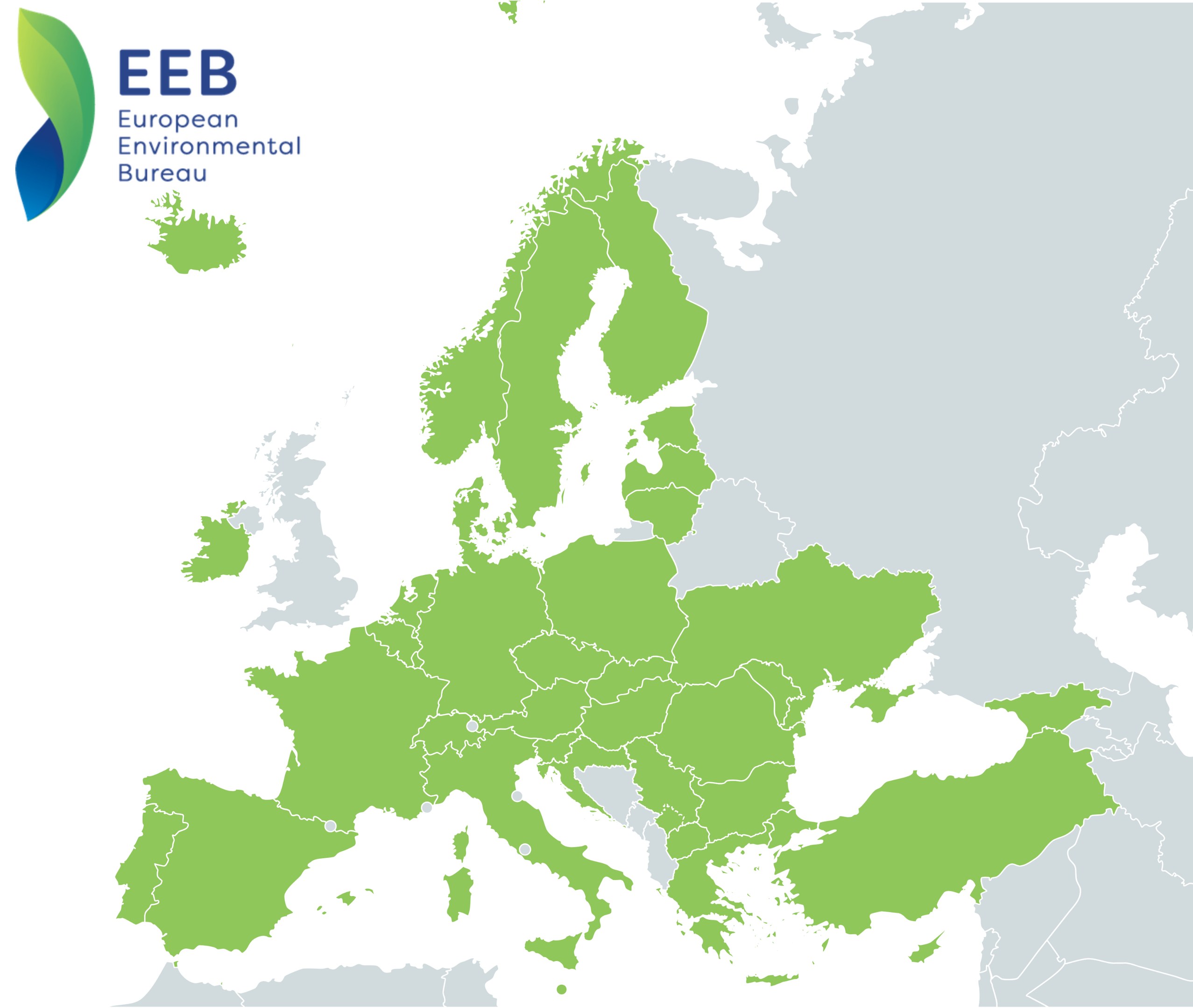 Karte von Europa mit dem Logo der Europäischen Umweltagentur in der linken oberen Ecke, die in verschiedenen Grüntönen schattiert ist, um die EU-Regionen anzuzeigen.
