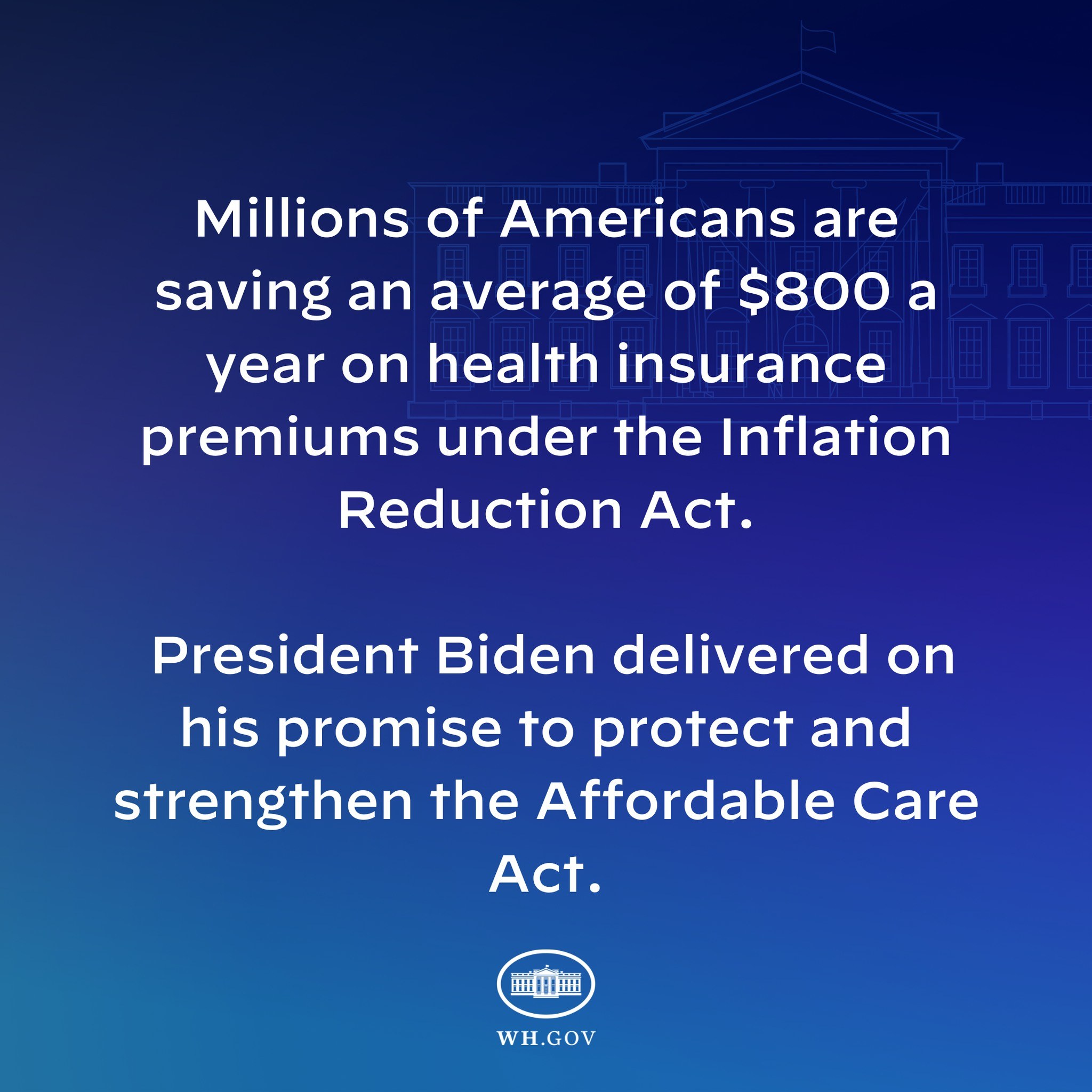 Blauer Hintergrund mit weißer Schrift, die besagt, dass Millionen von Amerikanern durchschnittlich $800 im Jahr an Gesundheitsversicherungsprämien unter dem Inflation Reduction Act sparen, mittig mit einem Logo.