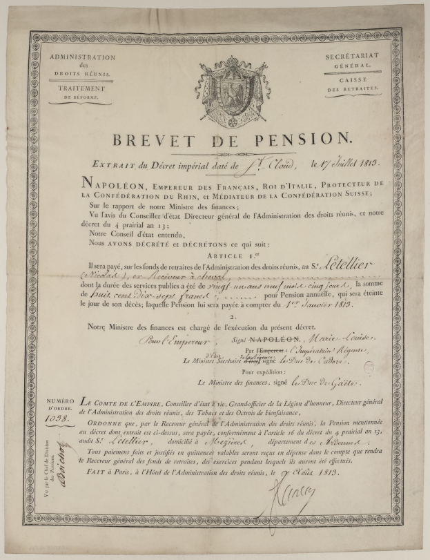 Ein altes Dokument mit einem Schwarz-Weiß-Bild eines Männergesichts, Text 'brevet de pension' und einem Logo.