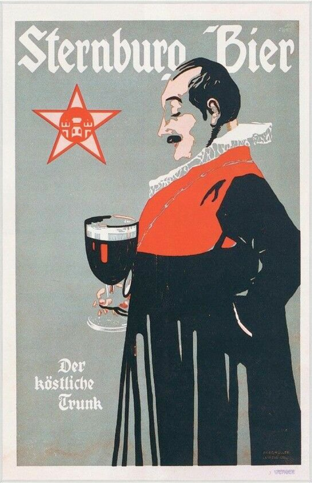 Ein Mann mit einem Glas Sternburg Bier, mit einem Plakat im Hintergrund, das das deutsche Bier bewirbt.