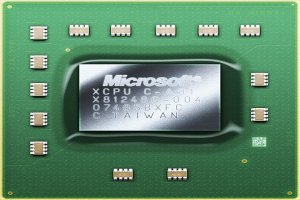 Ein Close-up eines grünen und cremefarbenen Mikroprozessor-Chips auf einem gelben Hintergrund mit der Aufschrift "Microsoft".
