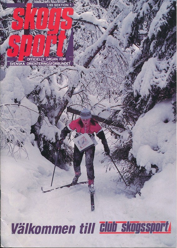 Eine Person mit Mütze und Ski-Stöcken fährt eine schneebedeckte Anhöhe hinunter, umgeben von schneebedeckten Bäumen, mit dem Text "Skogs Sport - Valkommen till Club Skogssport" unten.