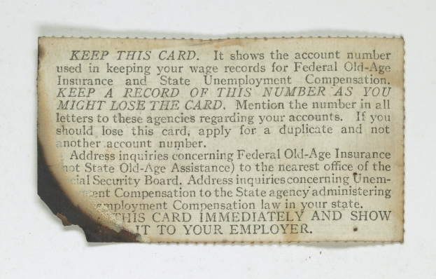 Ein Blatt Papier mit dem Text "Behalten Sie diese Karte, sie zeigt die Kontonummer, die bei der Führung Ihrer Lohnunterlagen für die gesetzliche Rentenversicherung und Arbeitslosenversicherung verwendet wird."