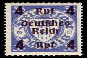Ein blau-weißer Stempel mit den Worten "Deutsches Reich" darauf vor schwarzem Hintergrund.