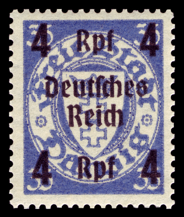 Ein blau-weißer Stempel mit den Worten "Deutsches Reich" darauf vor schwarzem Hintergrund.