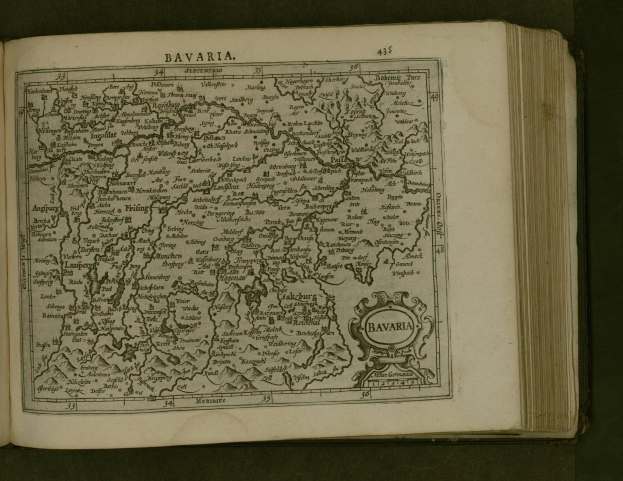 Offenes Buch mit detaillierter Karte von Bayern, mit Text, der wahrscheinlich die Region und ihre Städte beschreibt.