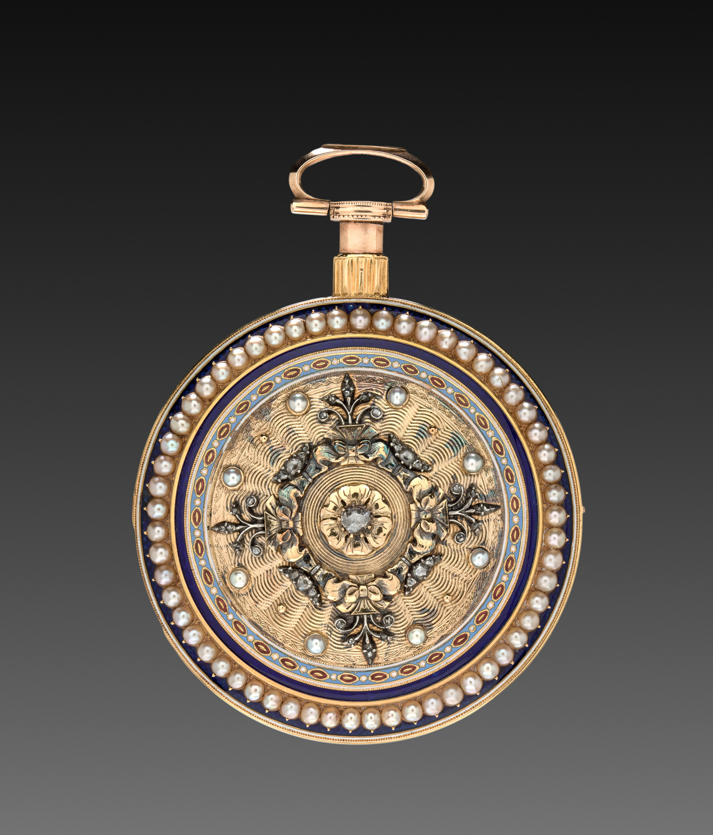 Eine goldene Taschenuhr mit einem blauen und weißen Emaille-Dial, verziert mit Perlen, zeigt ein detailreiches Design mit kontrastierenden Farben.